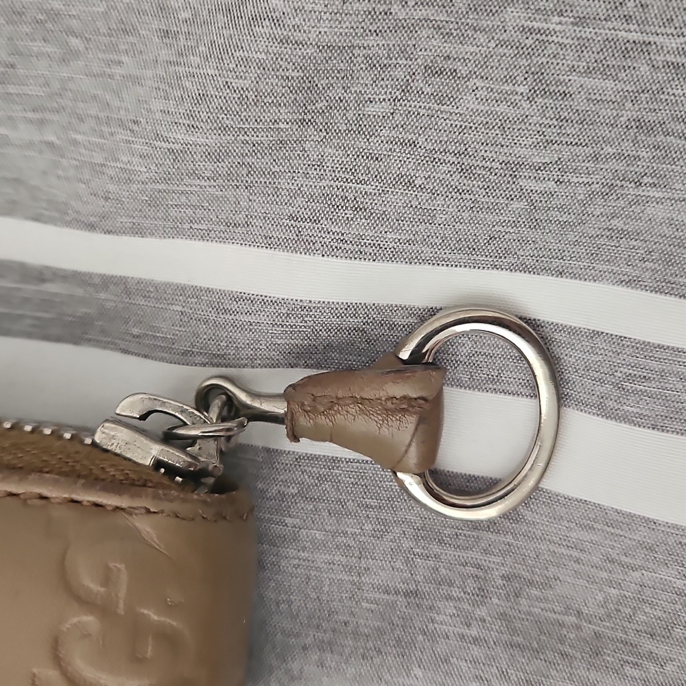 Gucci Embossed Beige Zip-Around Wallet - Picture 3 of 11
